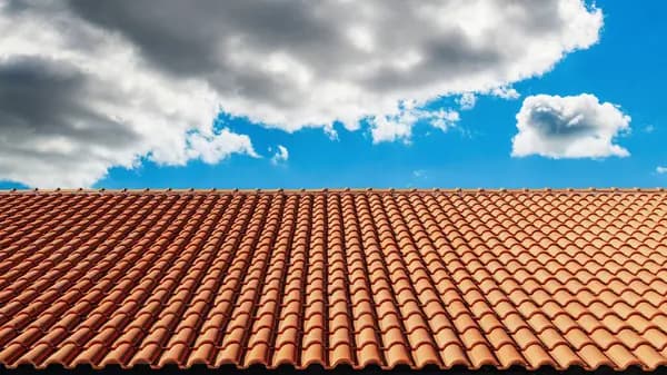 Rifacimento completo di un tetto residenziale con tegole tradizionali e isolamento termico