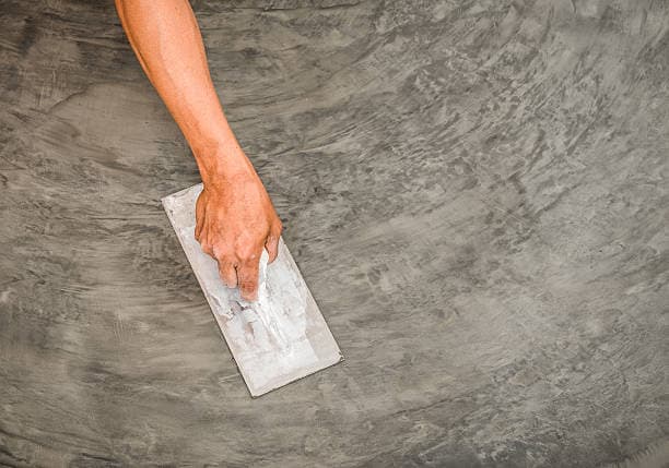 Dettaglio della lavorazione artigianale di una pittura decorativa spatolata su parete