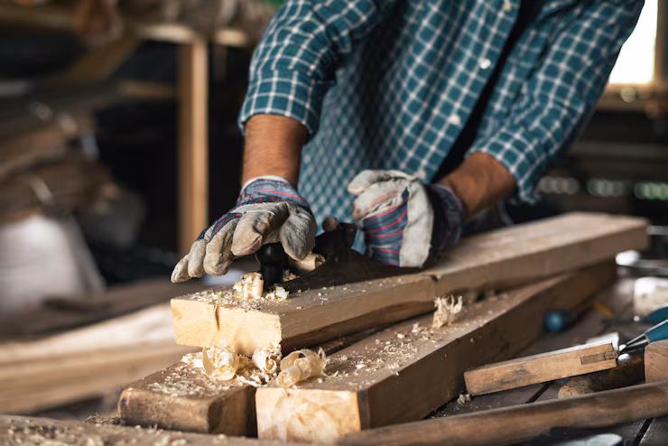 Falegname artigiano italiano al lavoro su dettagli in legno per mobili su misura